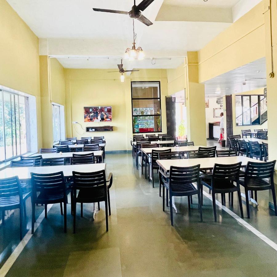 Hotel Manik Moti Lonavala Buitenkant foto