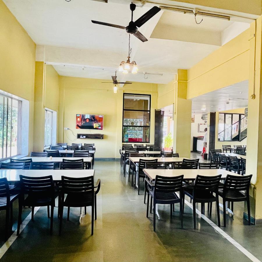 Hotel Manik Moti Lonavala Buitenkant foto