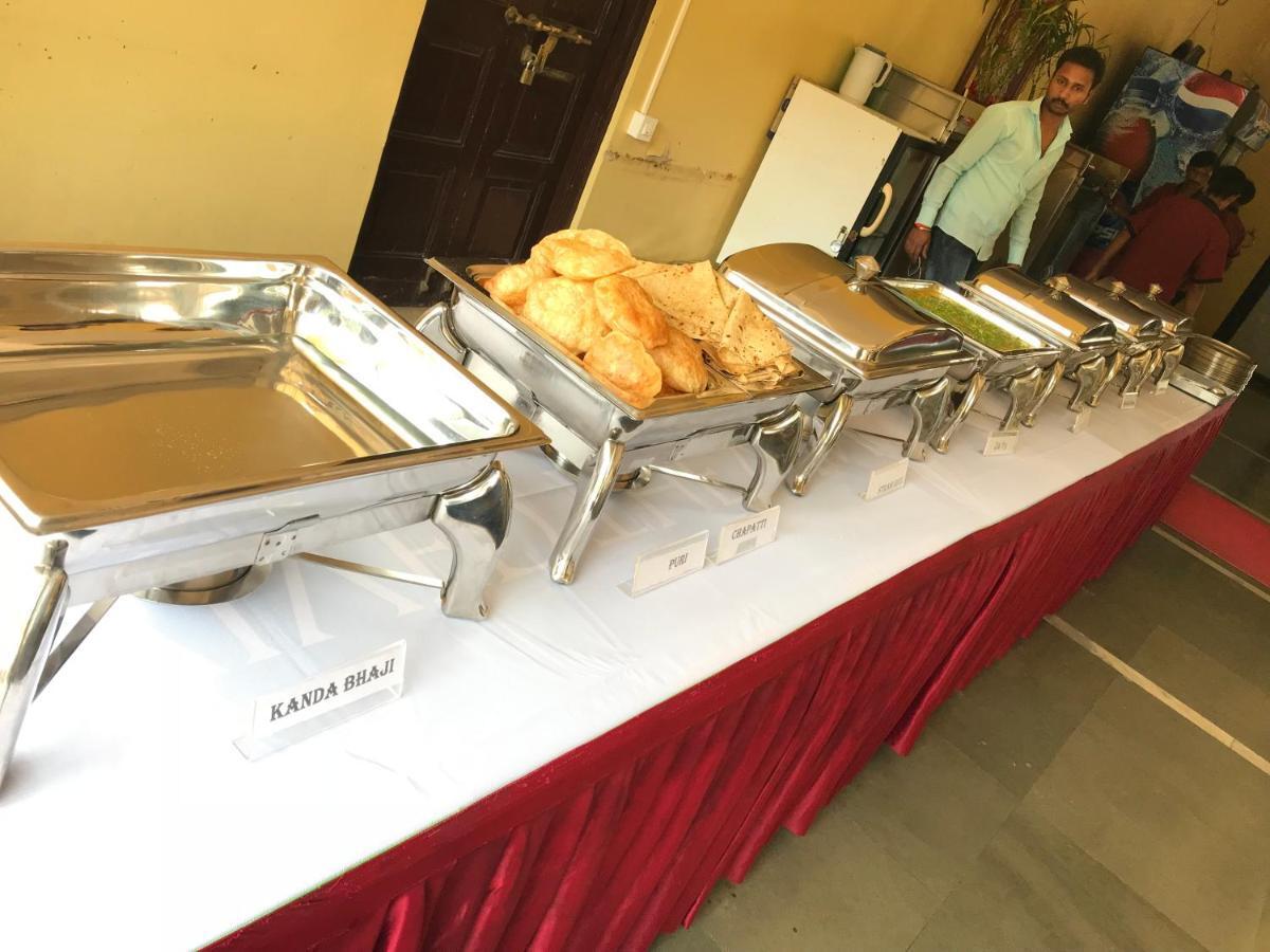 Hotel Manik Moti Lonavala Buitenkant foto